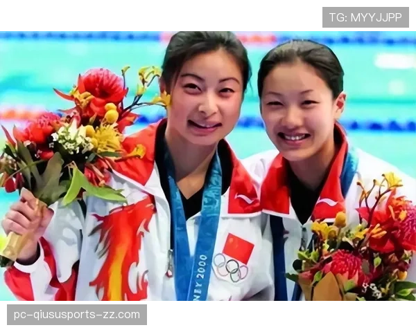 伏明霞这两张照片放一起，领奖台上的金牌少女和菜市场里那位阿姨竟然是同一个人